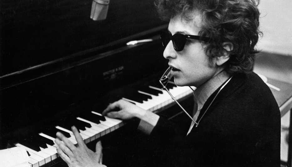 Bob Dylan tocando el piano en 1970