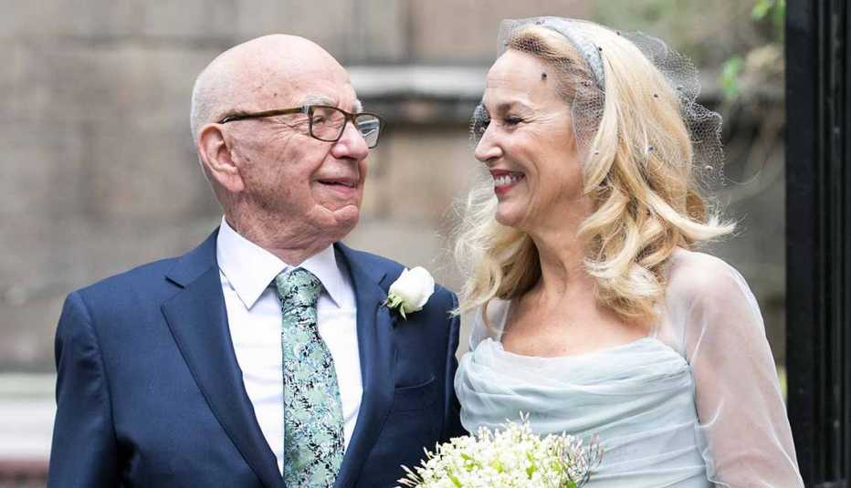 Rupert Murdoch y Jerry Hall - Ventajas de una cita romántica con un hombre mayor