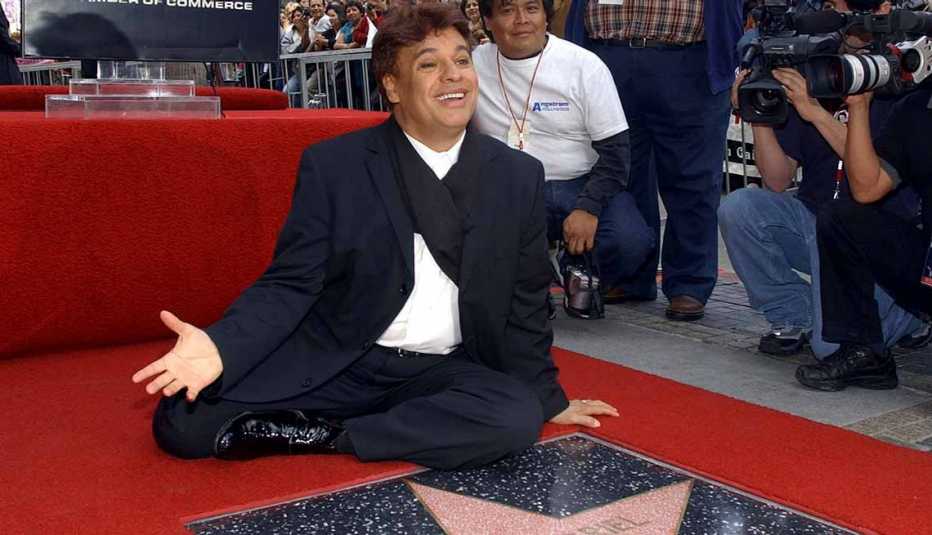 Juan Gabriel y sentado a su estrella en el paseo de fama