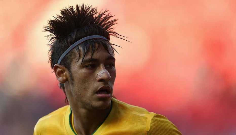 Neymar con una tira nasal y el cabello erizado