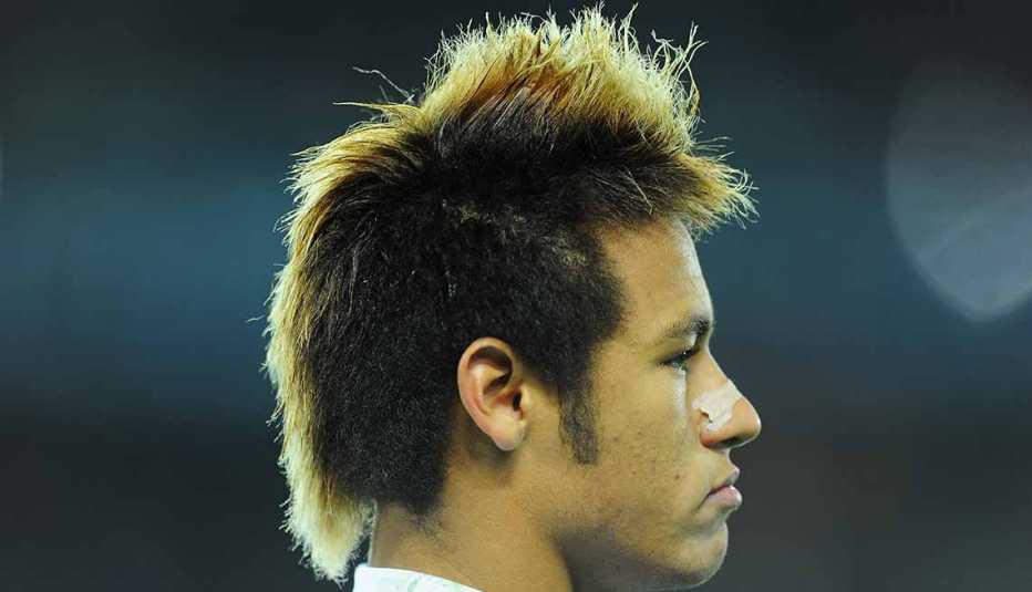Neymar de perfil con una tira nasal