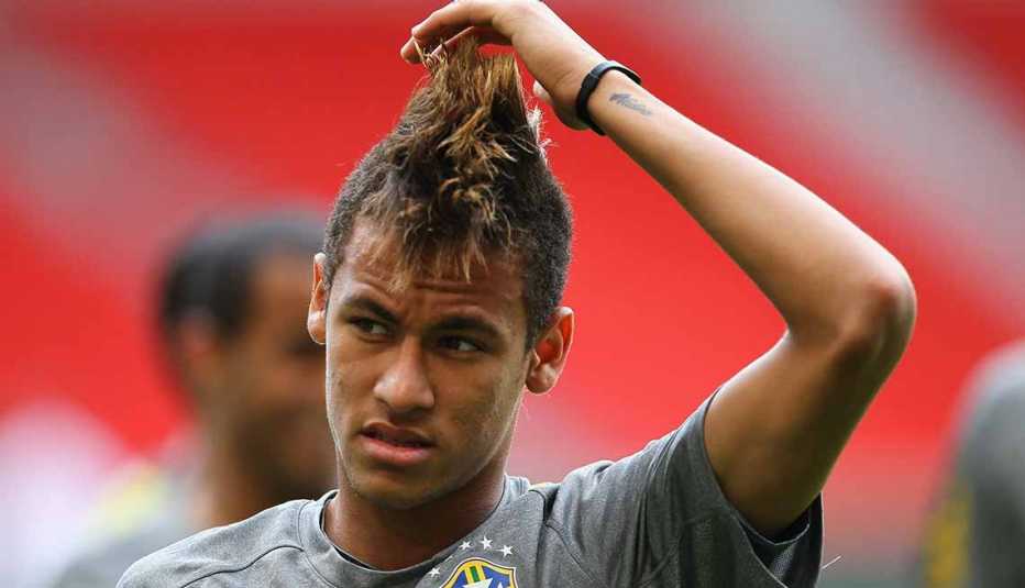 Neymar tocándose el cabello 