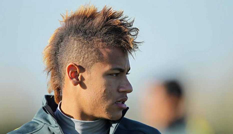 Neymar con corte de pelo con crestas