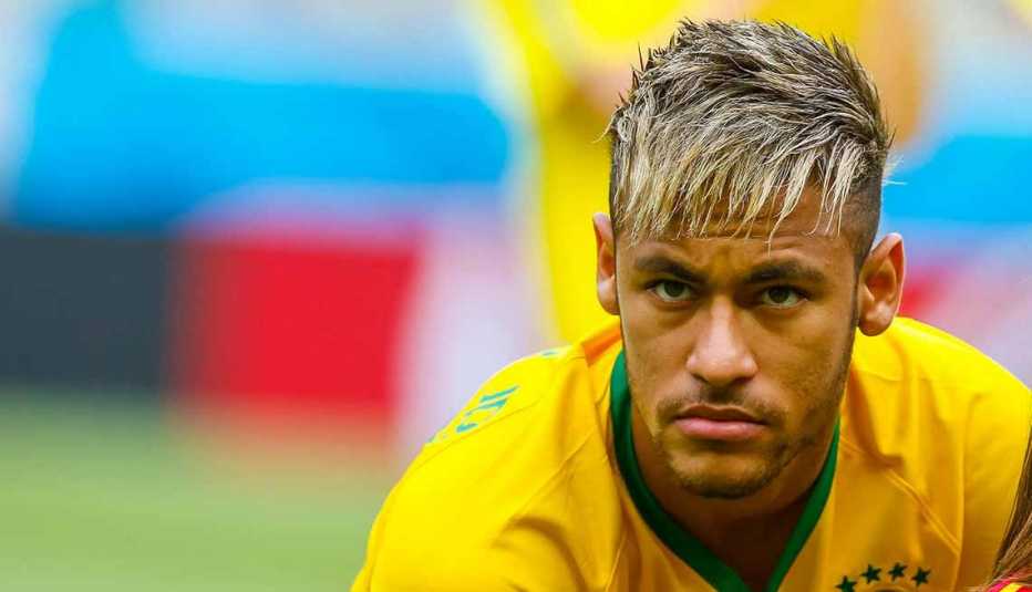 Retrato de Neymar con una camiseta amarilla