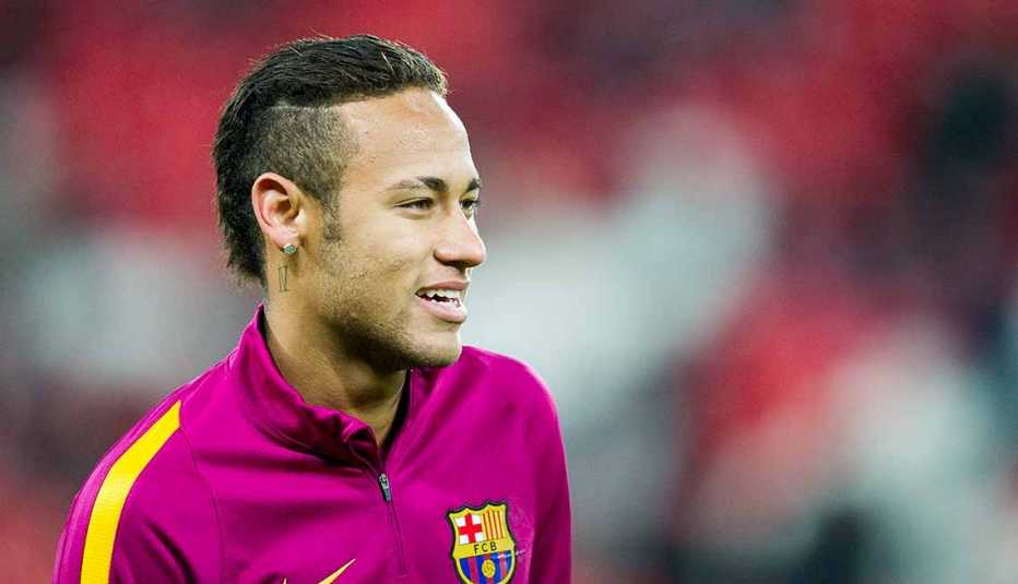 Neymar de perfil usando la chaqueta del Barcelona