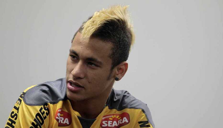 Neymar con corte de pelo cresta
