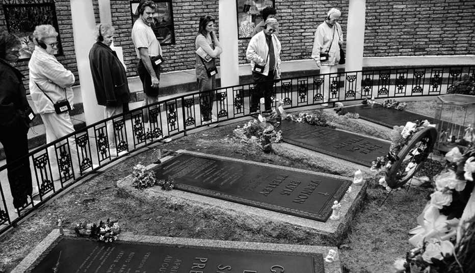 Los fanáticos visitan la tumba del cantante Elvis Presley.