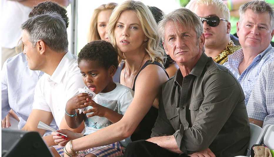Charlize Theron con su hijo Theron y Sean Penn