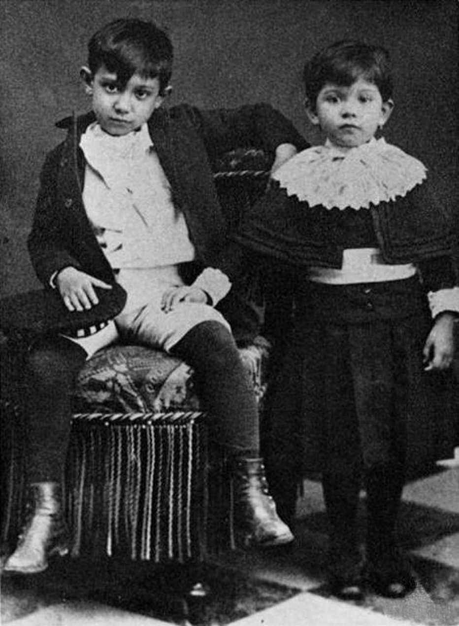 Pablo Picasso con su hermana Lola en 1889