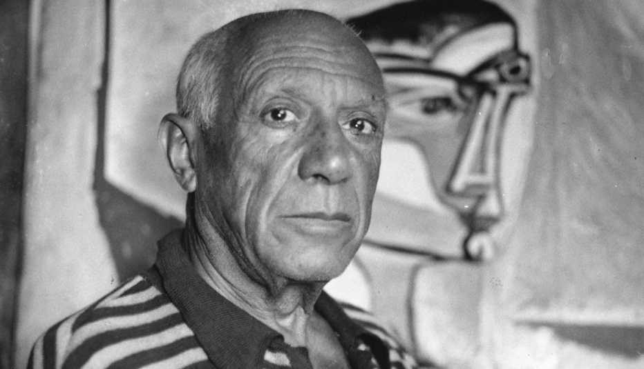 Pablo Picasso frente a sus pinturas en su casa en Cannes.