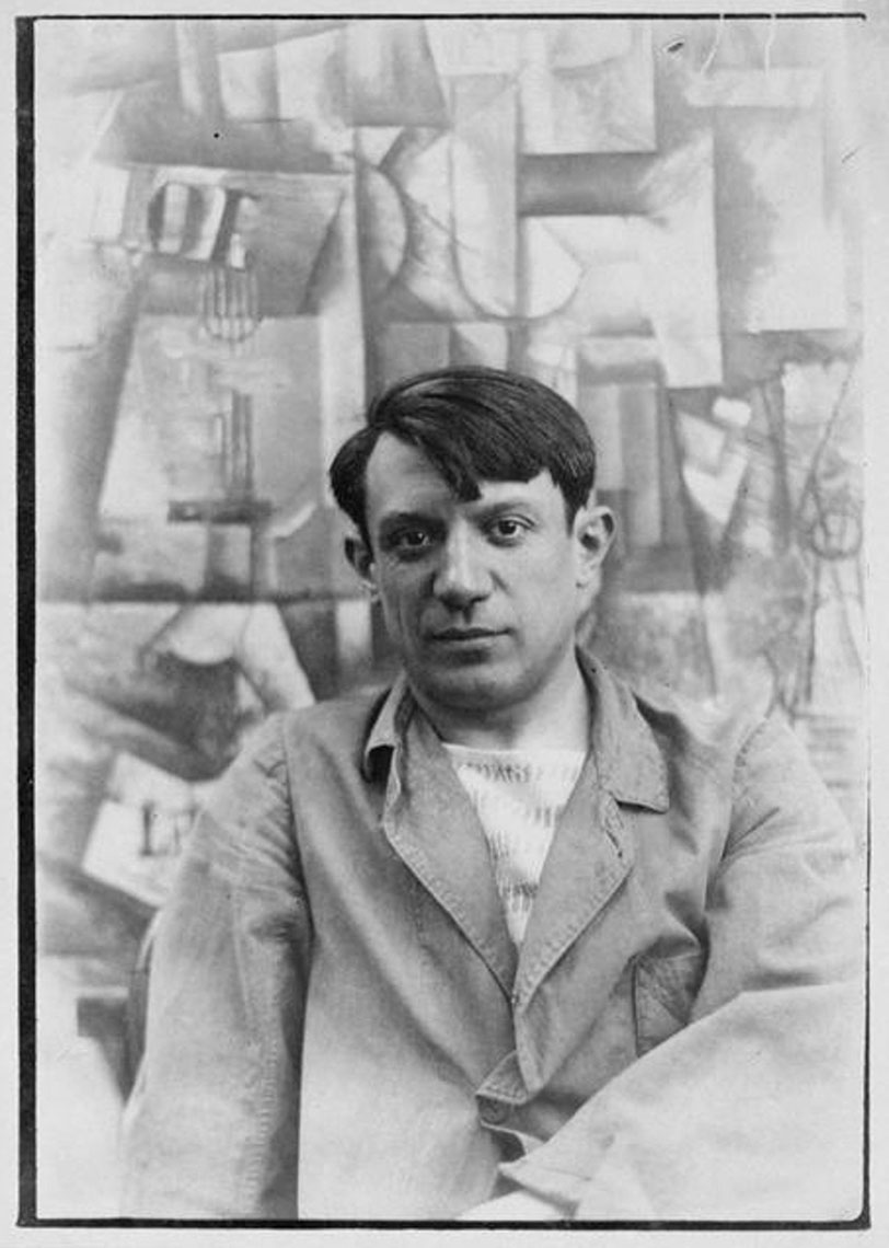 Pablo Picasso frente a su obra The Aficionado.