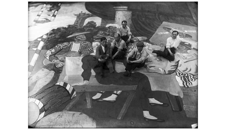 Pablo Picasso y otros pintores frente a la escenografía de Parade, Paris, 1917