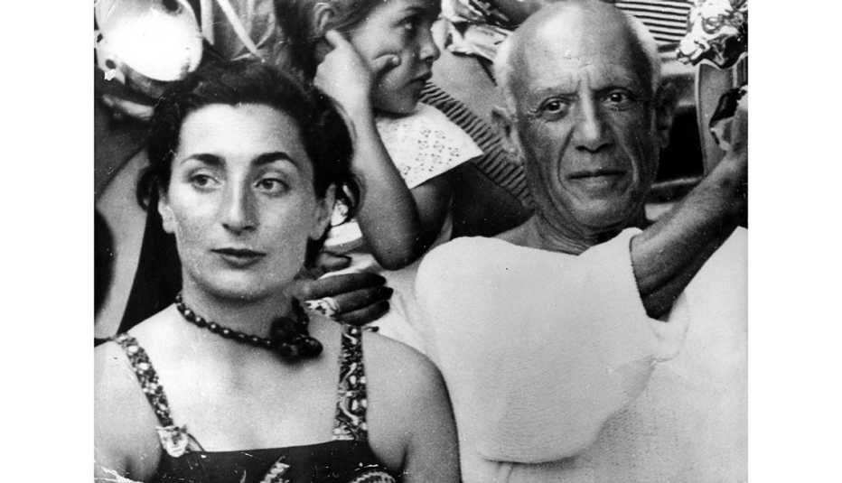 Pablo Picasso con su esposa Jacqueline Roque en 1953.