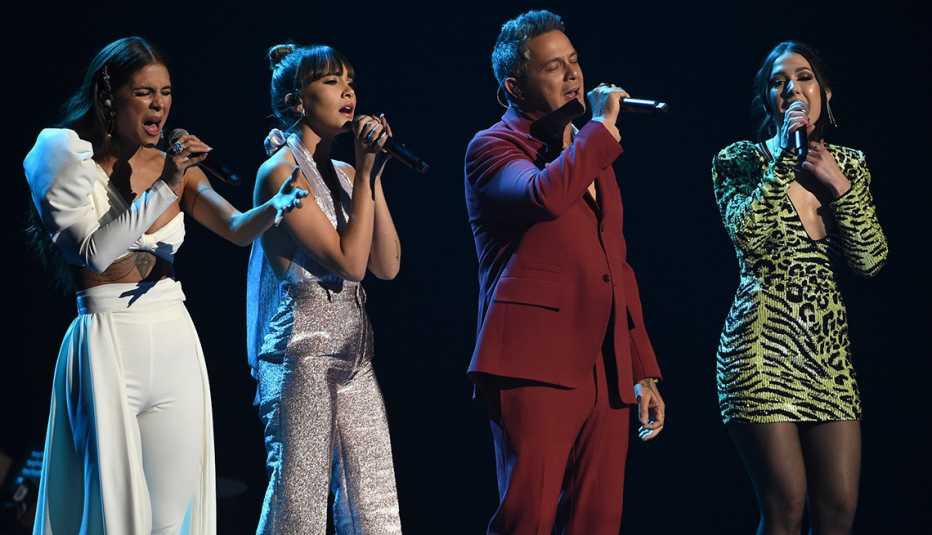 (De izquierda a derecha) Aitana, Greeicy Rendón, Alejandro Sanz y Nella interpretan 'Mi Persona Favorita' en la 20a entrega del Latin GRAMMY, Las Vegas. 