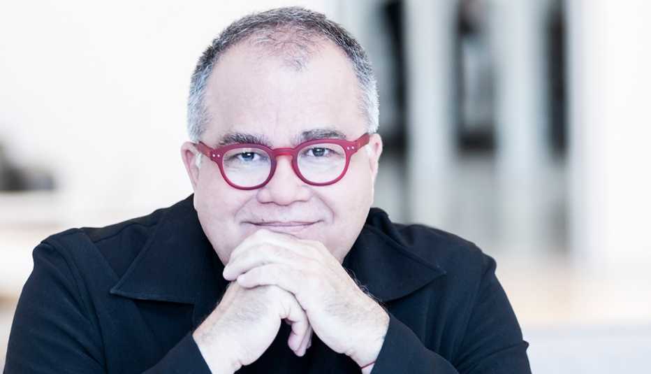 Retrato del escritor y editor en jefe de People en Español Armando Lucas Correa