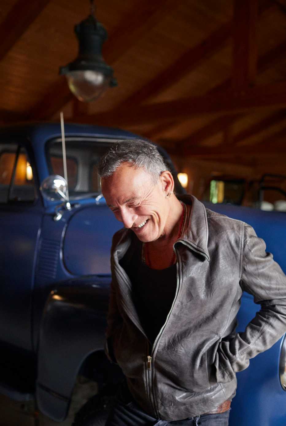 Bruce Springsteen posa en el garaje de su casa.