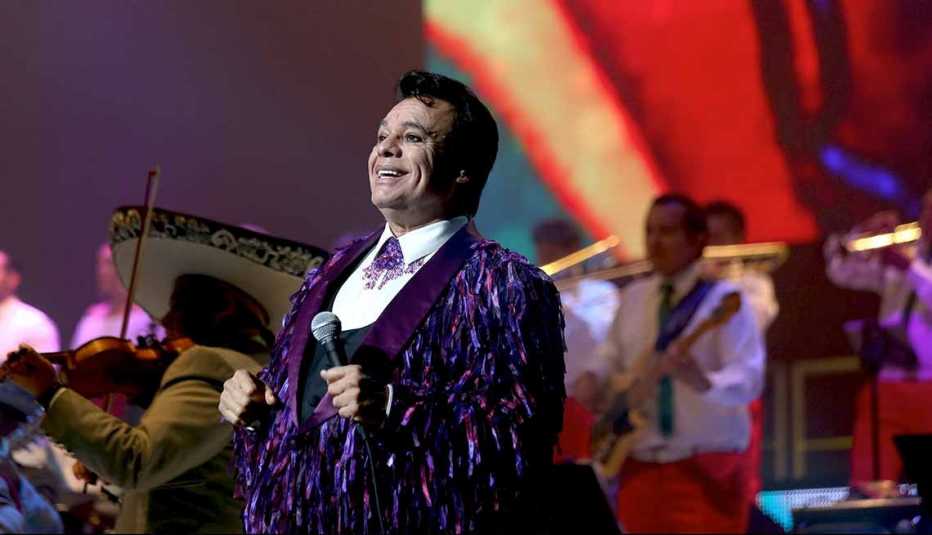Juan Gabriel cantando en un escenario