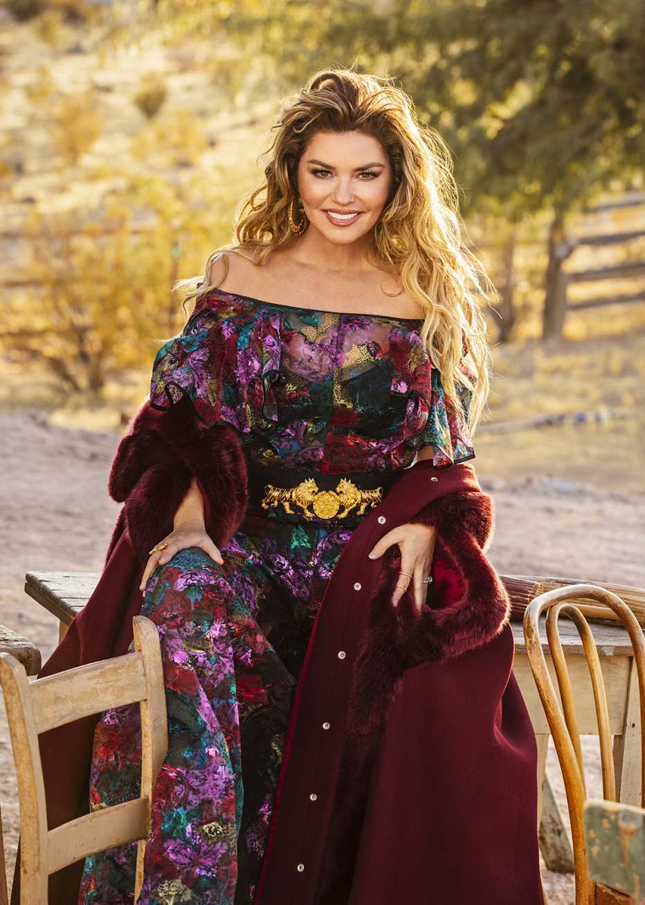 Shania Twain con un vestido de colores en una granja de caballos en Las Vegas.