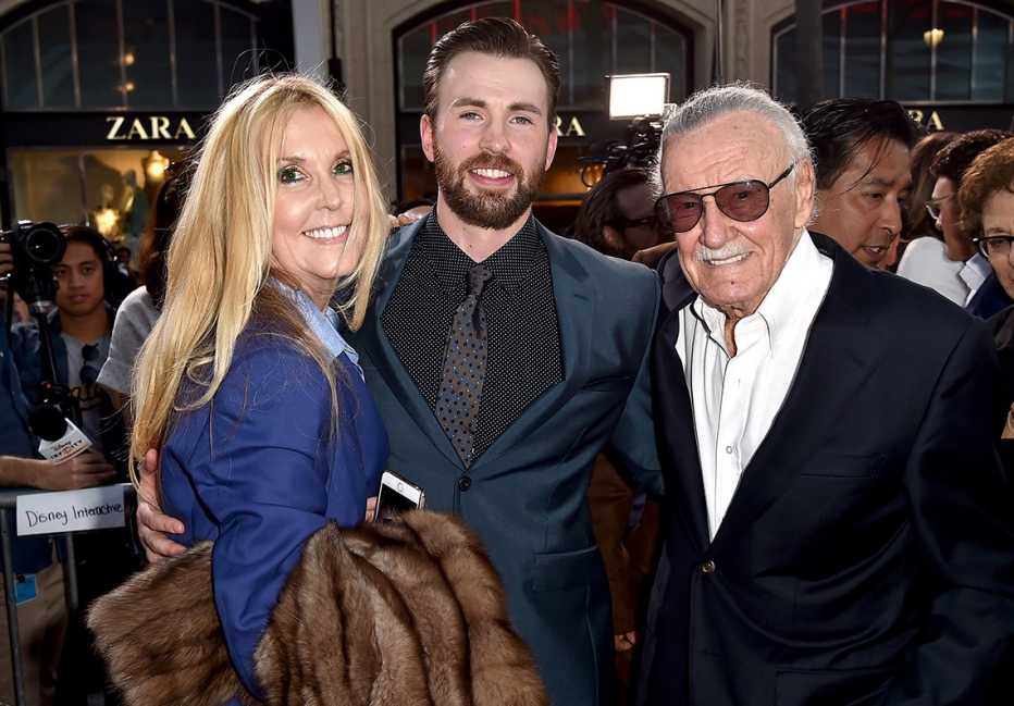 J.C. Lee con la estrella de "Captain America: Civil War" Chris Evans y su padre, Stan.