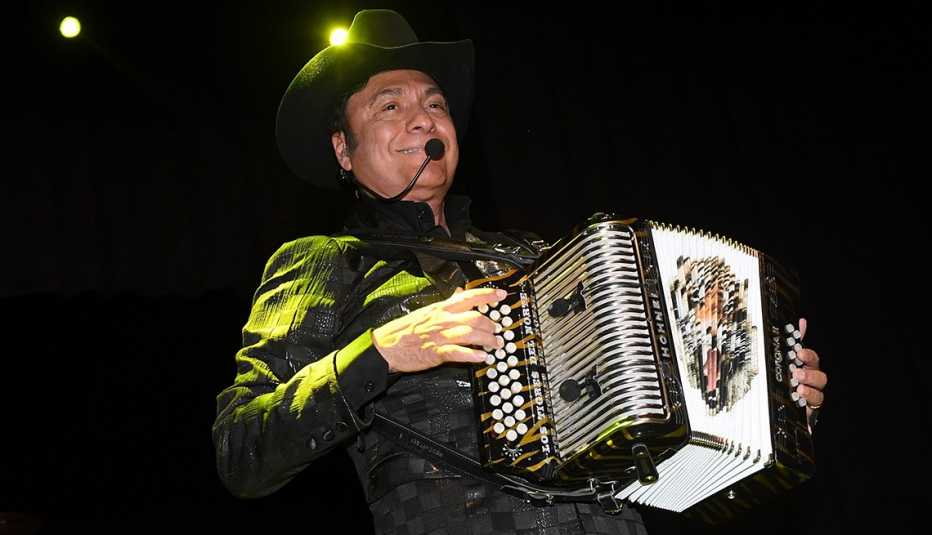 Jorge Hernández de Los Tigres del Norte tocando el acordeón, Las Vegas, 2016.