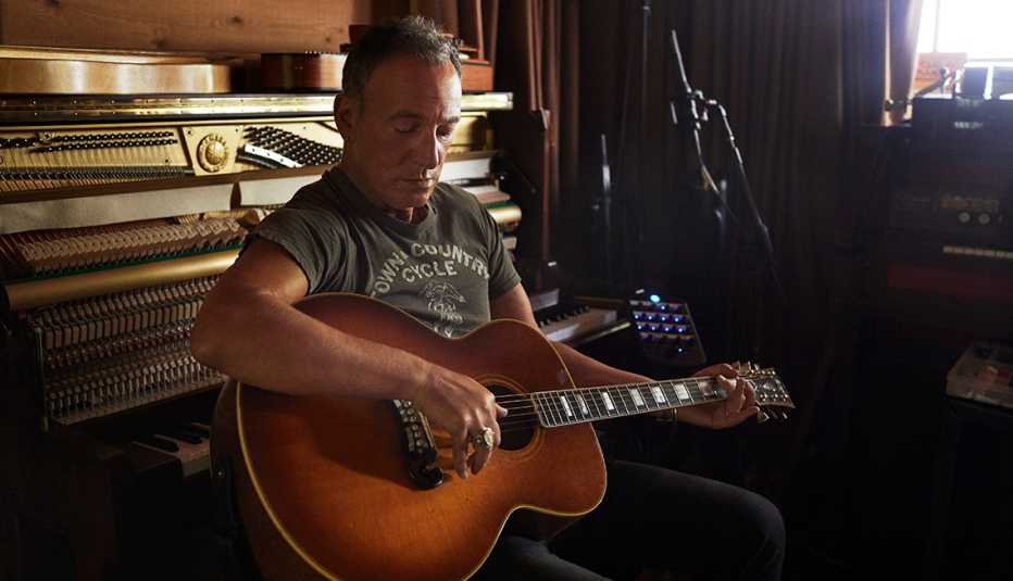 Bruce Springsteen tocando la guitarra en su casa.