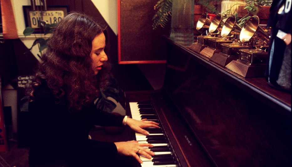Carole King tocando el piano en la oficina del productor discográfico Lou Adler en marzo de 1971.