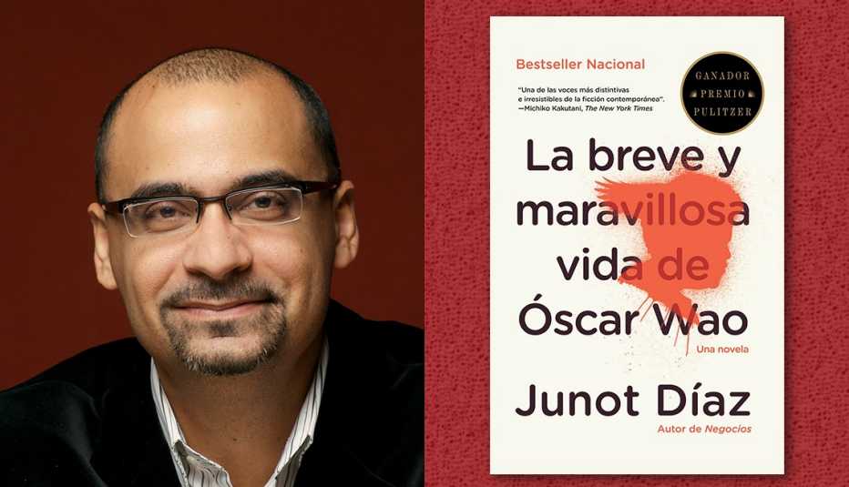 El escritor Junot Díaz y la portada de su libro 'La breve y maravillosa vida de Óscar Wao'.