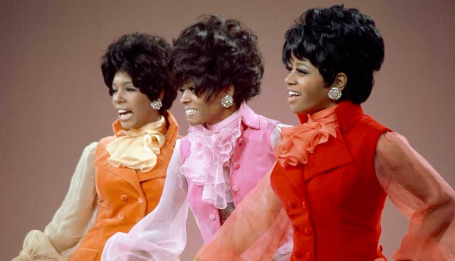Mary Wilson, Diana Ross y Cindy Birdsong de The Supremes actúan durante un especial de televisión de 1968.