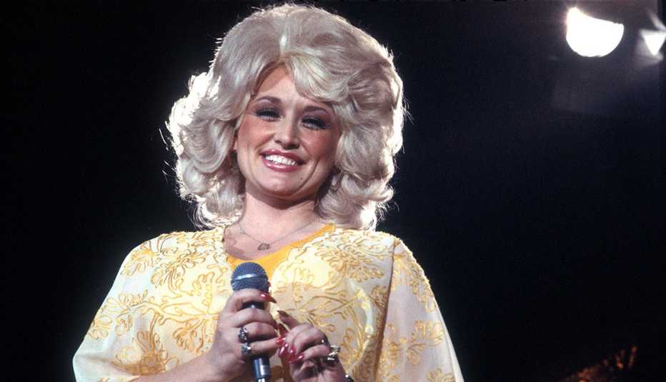 Dolly Parton canta en Los Angeles en 1975.