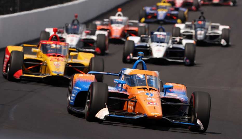 Carros de carreras en la pista durante la 104a edición de las 500 Millas de Indianápolis.