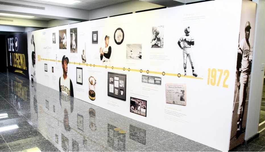 La extensa exhibición sobre Roberto Clemente incluye varias cronologías, con descripciones en español y en inglés.