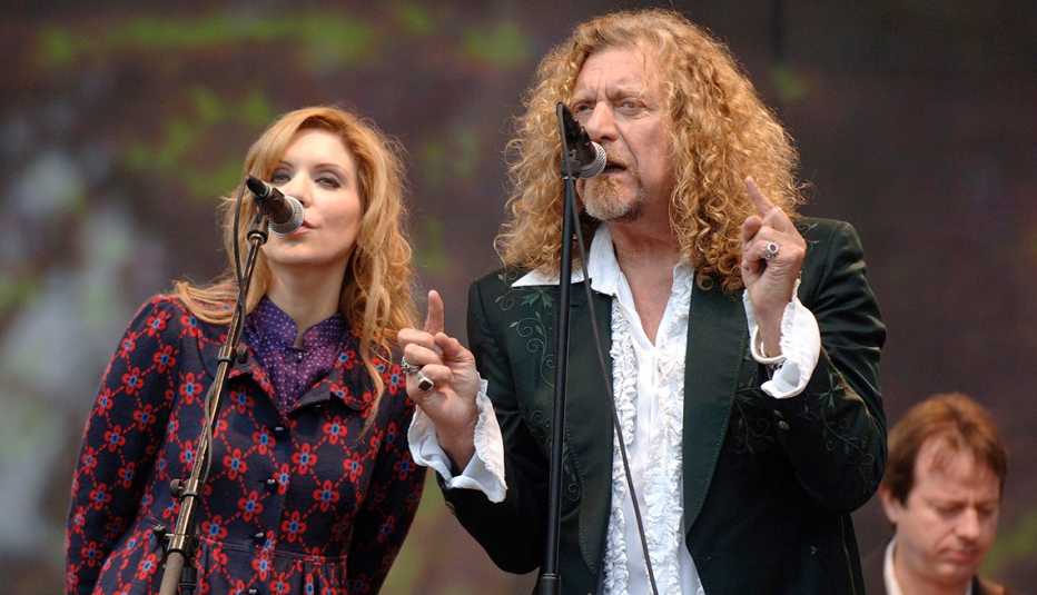 Alison Krauss (izq.) Y Robert Plant se presentan durante Hardly Strictly Bluegrass en el Golden Gate Park el 3 de octubre de 2008 en San Francisco, California.