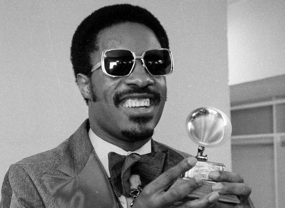 El cantante Stevie Wonder sostiene el premio Grammy que se le otorgó como "Mejor vocalista pop masculino" el sábado 1 de marzo de 1975, durante la ceremonia anual de premios Grammy.