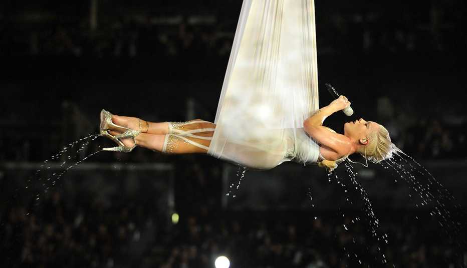 Pink haciendo acrobacias en el aire durante su actuación en la 52a Entrega Anual de los Premios Grammy.