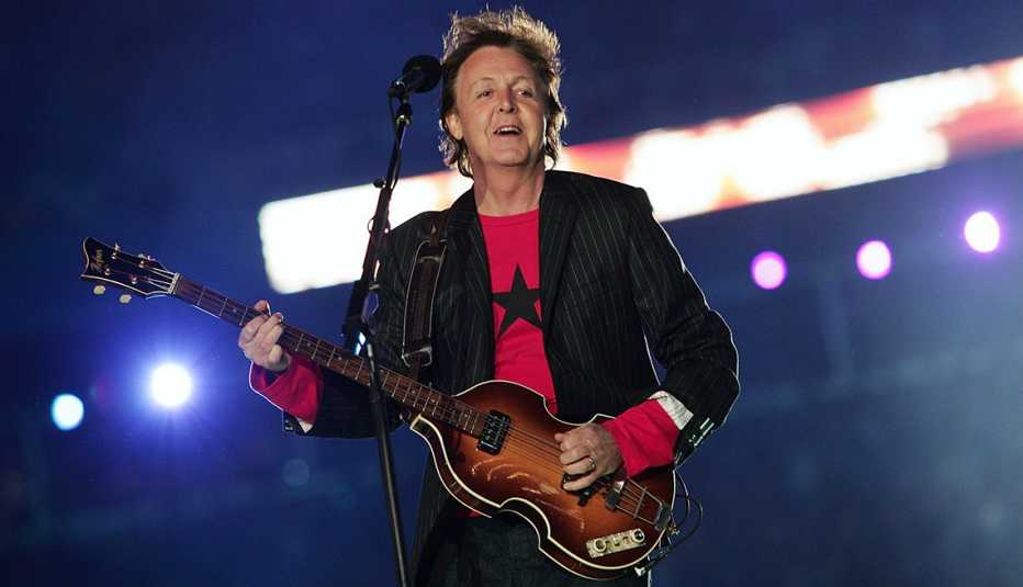 Paul McCartney actúa durante el espectáculo de medio tiempo del Super Bowl XXXIX.