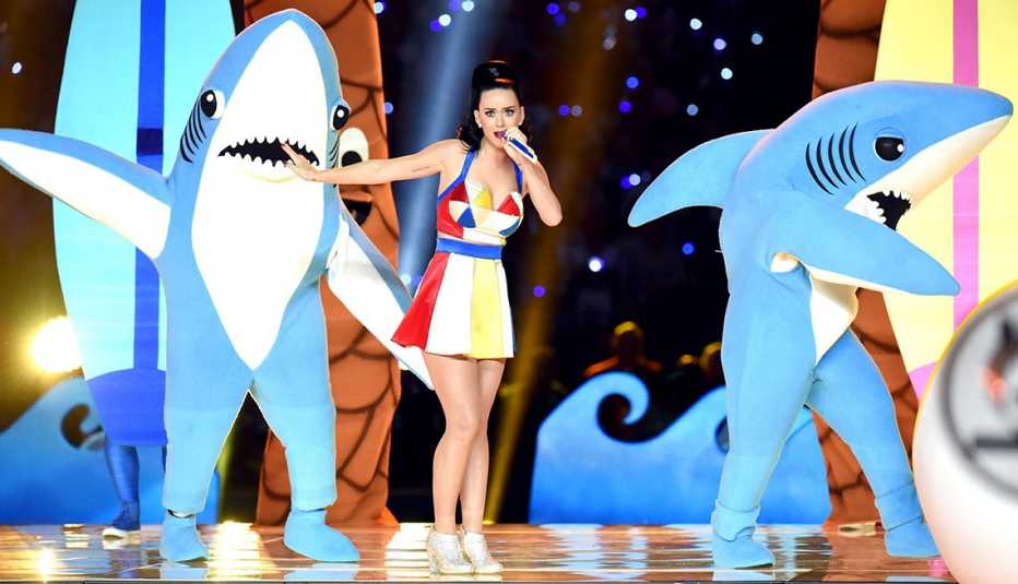 Katy Perry se presenta con bailarines vestidos con disfraces de tiburones durante el espectáculo de medio tiempo del Super Bowl XLIX.