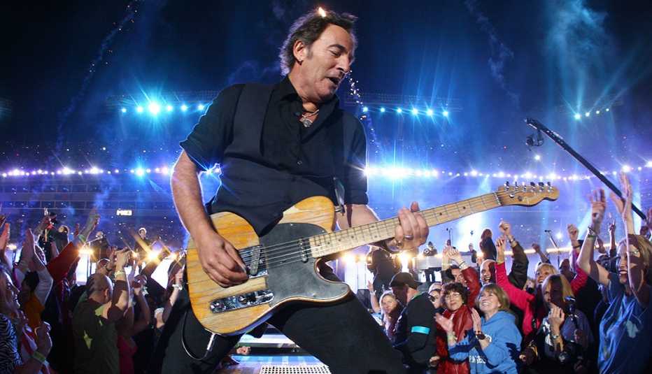 Bruce Springsteen actuando en el espectáculo de medio tiempo del Super Bowl XLIII.