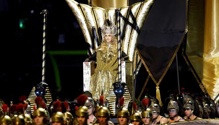 Madonna actúa durante el espectáculo de medio tiempo del Super Bowl XLVI.