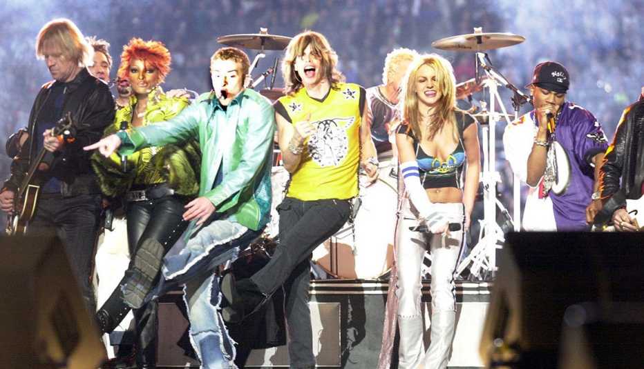 Aerosmith, Mary J. Blige, NSYNC, Britney Spears y Nelly actuando en el espectáculo de medio tiempo del Super Bowl XXXV.