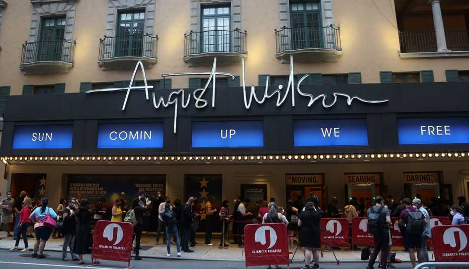 Letreros para la producción de "Pass Over" en Broadway en The August Wilson Theatre el 4 de agosto del 2021 en la ciudad de Nueva York.