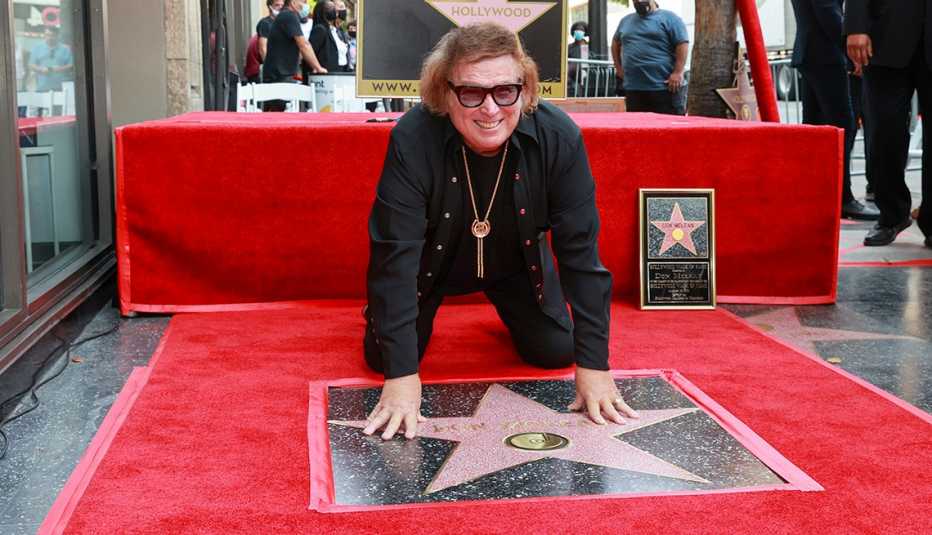 Don McLean posa sobre su estrella en el Paseo de la Fama de Hollywood el 16 de agosto de 2021 en Hollywood, California.