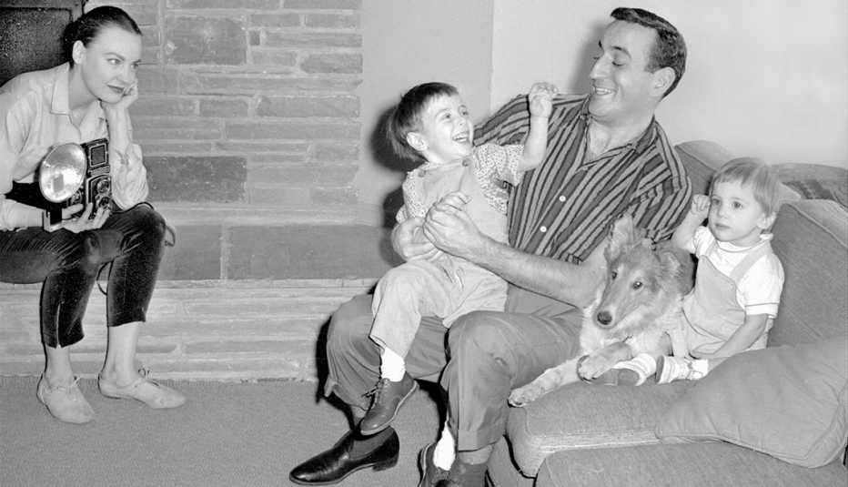 Tony Bennett, Danny y Dae con la mascota Pat, en 1957