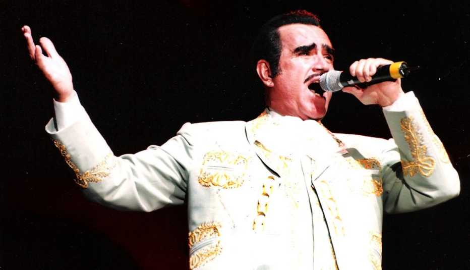 Vicente Fernández en un concierto en los años 80, es uno de los exponentes más importantes de la música ranchera; también ha participado en varias películas del cine mexicano/México, 1980.
