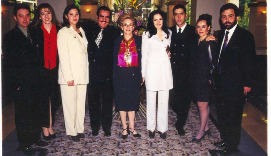 Desde la izquierda: Gerardo y su esposa; Adriana; Don Vicente Sr. y su esposa Doña Cuquita; América y Alejandro; la esposa de Vicente Jr. y Vicente Jr., durante la develación de la Estrella de Chente en L.A. en el 1995.