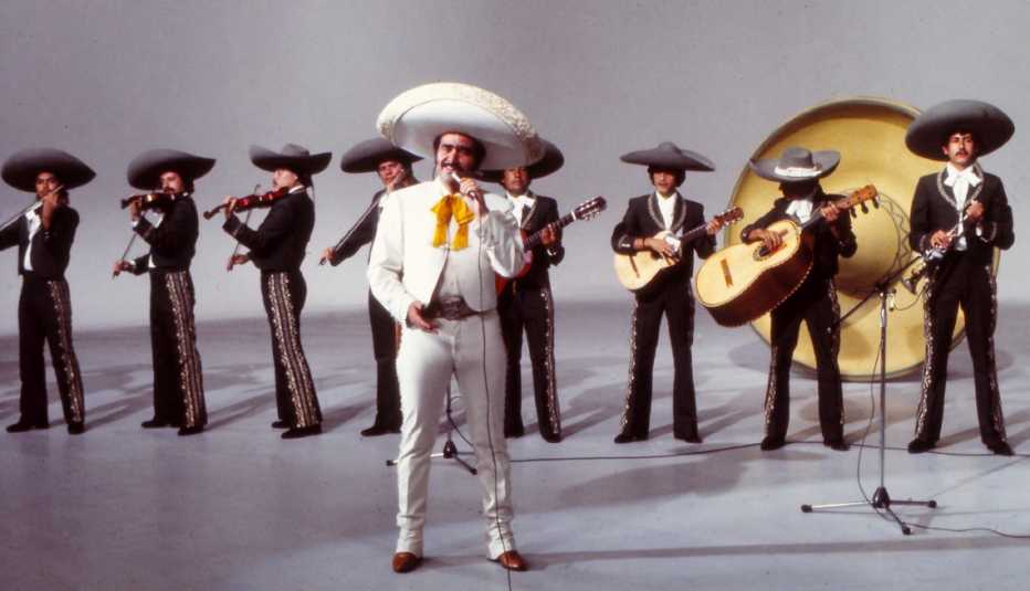 El cantante mexicano Vicente Fernandez durante una presentación en el 1978 en Madrid, España.