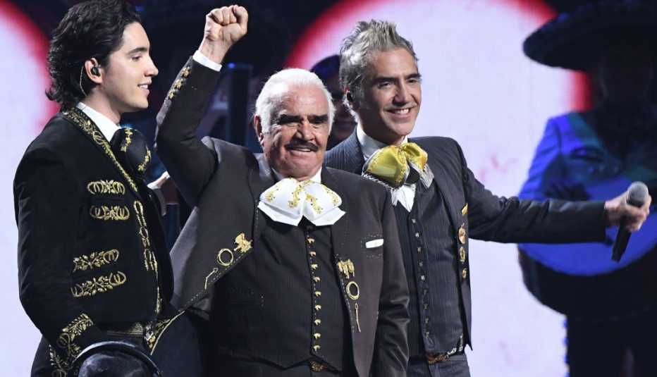 (De izquierda a derecha) Alex Fernández, Vicente Fernandez y Alejandro Fernández se presentan durante la 20a Entrega Anual de los Premios Grammy Latinos en Las Vegas, Nevada, el 14 de noviembre de 2019.