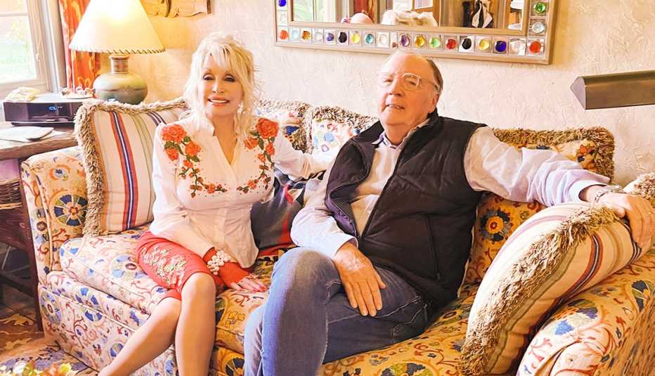 Dolly Parton y James Patterson sentados en un sofá