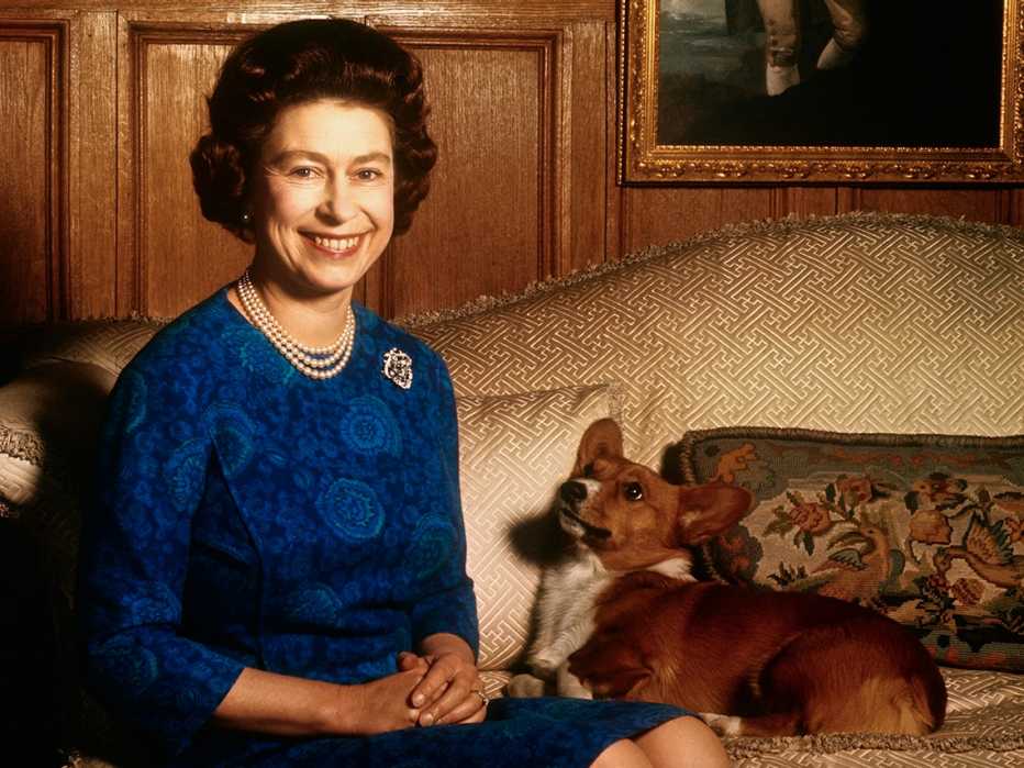 La reina Isabel II junto a uno de sus perros.