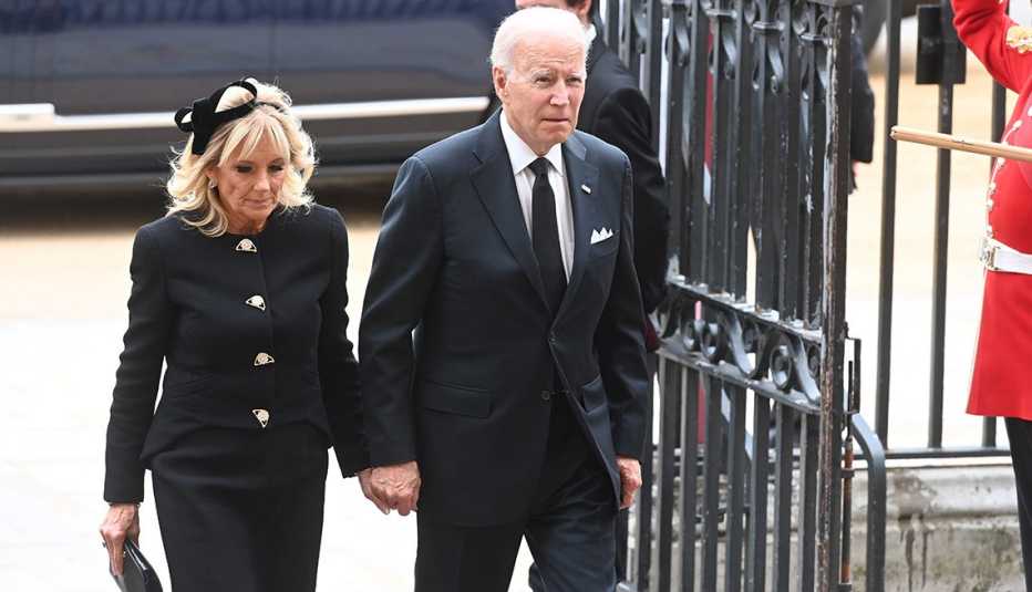 El presidente de los Estados Unidos Joe Biden y Jill Biden llegan para el funeral de estado de la reina Isabel II.