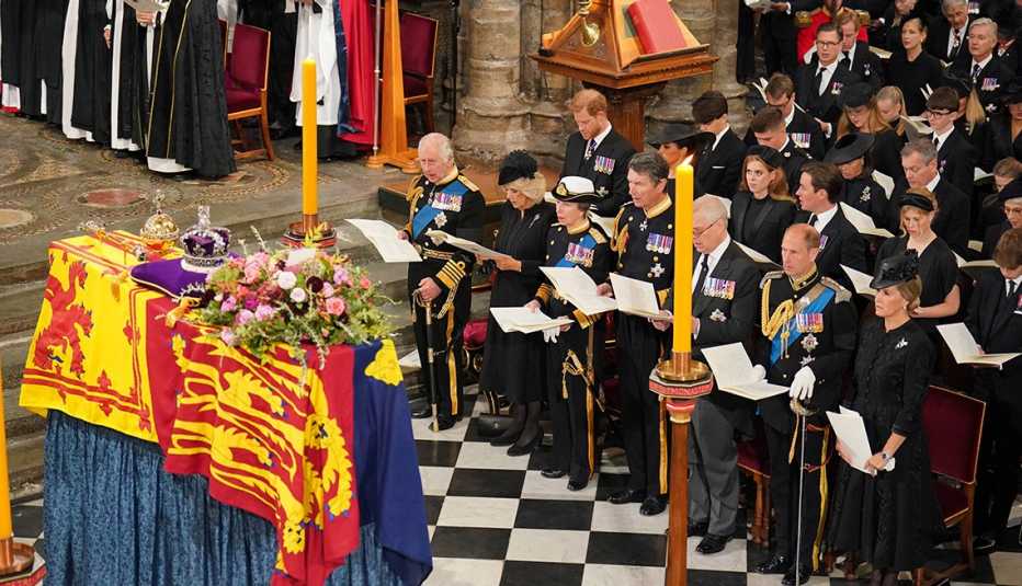 La familia real y otros asistentes frente al ataúd de la reina Isabel II durante el funeral de estado de la reina Isabel II.